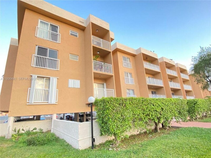 17051 NE 35th Ave in North Miami Beach, FL - Foto de edificio