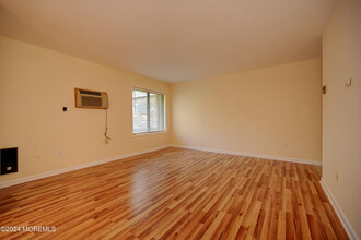 94 Arrowood Rd in Englishtown, NJ - Building Photo - Building Photo
