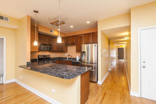 811 W Superior St, Unit 3 in Chicago, IL - Building Photo - Building Photo