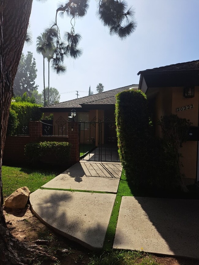 20222 Valerio St in Winnetka, CA - Building Photo - Building Photo