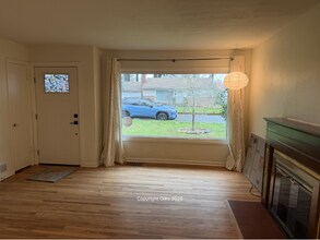 12050 NE Broadway in Portland, OR - Foto de edificio - Building Photo