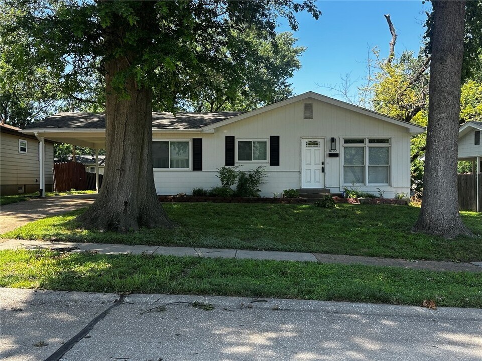 6705 Lightwood Dr in Hazelwood, MO - Foto de edificio