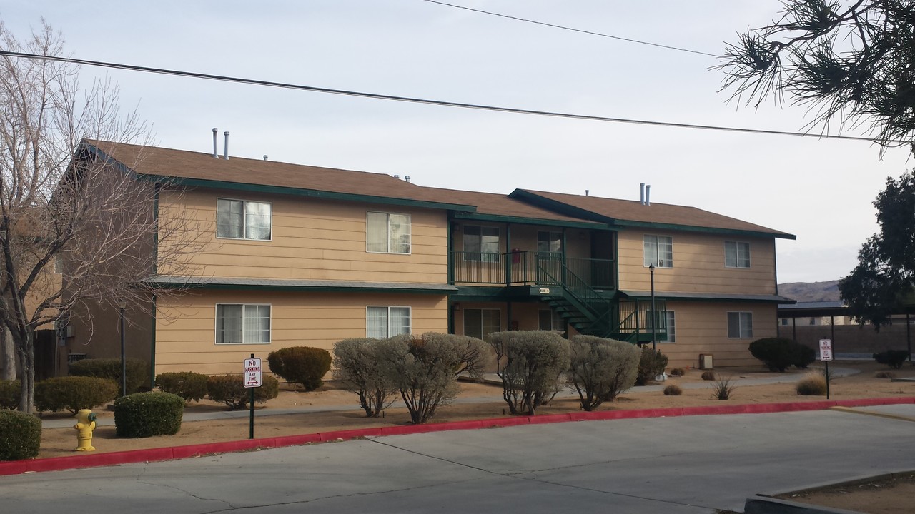 College Heights Apartments in Ridgecrest, CA - Building Photo