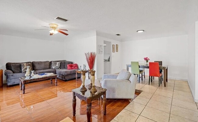 8528 Southampton Dr in Miramar, FL - Building Photo - Building Photo