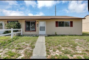 758 W Rosewood Ln in Tavares, FL - Building Photo