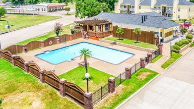 River Oaks Apartments in Shreveport, LA - Foto de edificio - Building Photo
