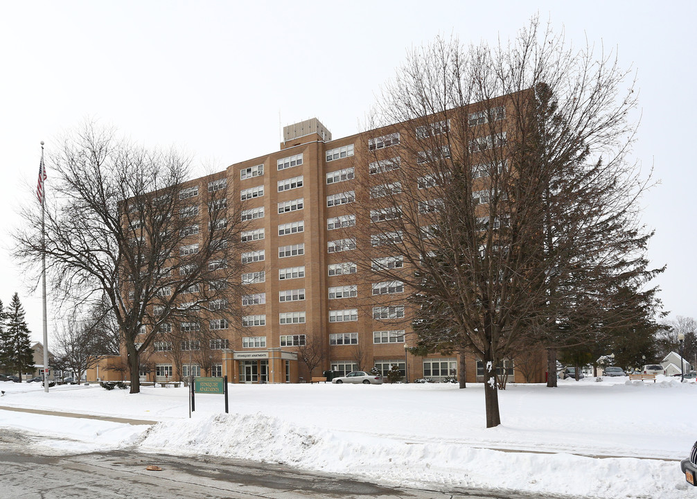 Stonequist Apartments in Saratoga Springs, NY - Foto de edificio