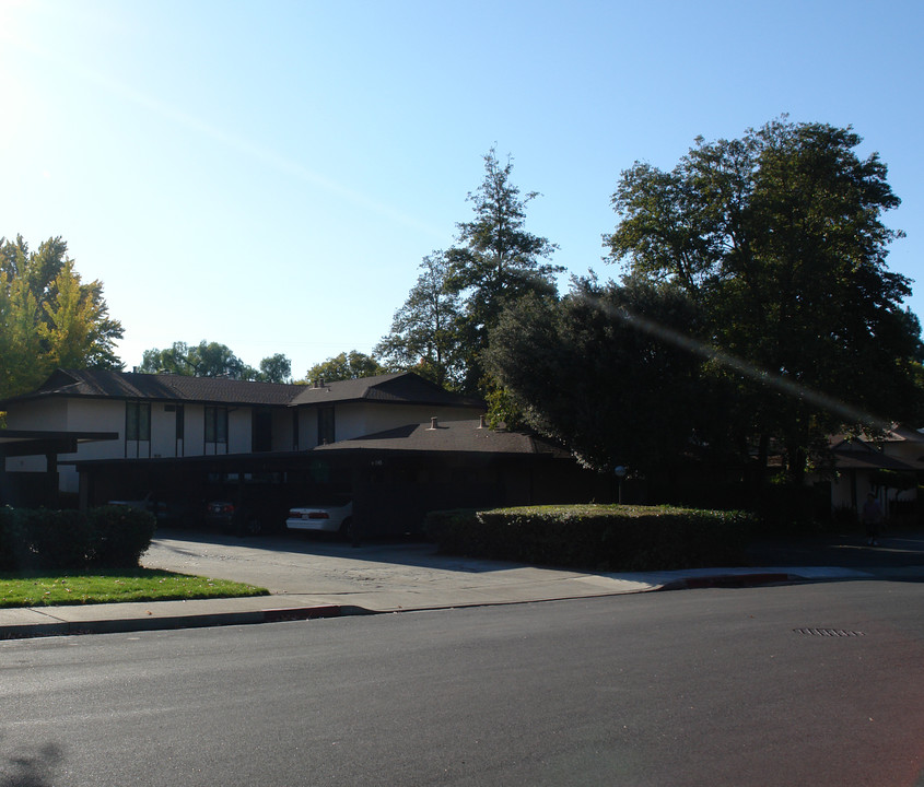 1945 Desert Cir in Walnut Creek, CA - Building Photo