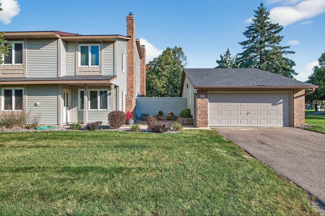 4682 Lenore Ln in Eagan, MN - Building Photo