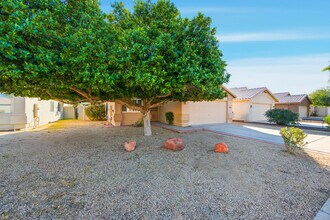 7319 W Eugie Ave in Peoria, AZ - Foto de edificio - Building Photo