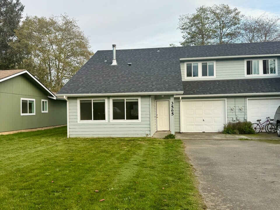 3565 Movie Ln in Crescent City, CA - Foto de edificio