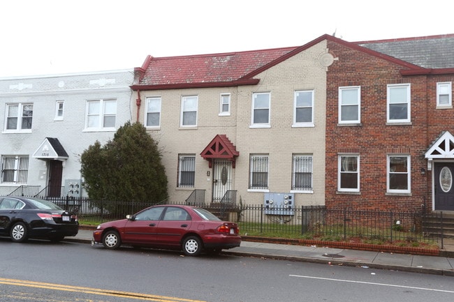 1713 W Virginia Ave NE