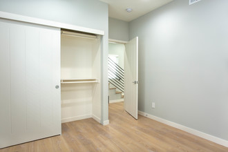 1242 N Beachwood Dr in Los Angeles, CA - Building Photo - Interior Photo