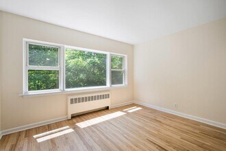 437 Pelham Rd in New Rochelle, NY - Building Photo - Building Photo