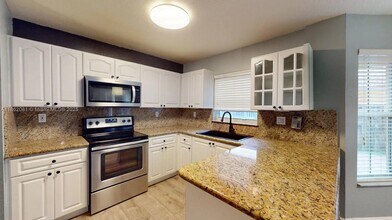 238 Magnolia Ave in Davie, FL - Foto de edificio - Building Photo