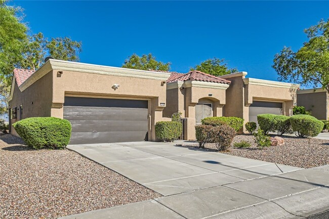 2740 Desert Crystal Dr in Las Vegas, NV - Foto de edificio - Building Photo