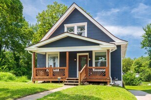 2320 Elmwood Ave in Kansas City, MO - Building Photo