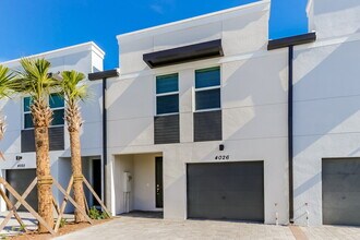 4026 Hot Springs Ave in Palm Springs, FL - Foto de edificio - Building Photo