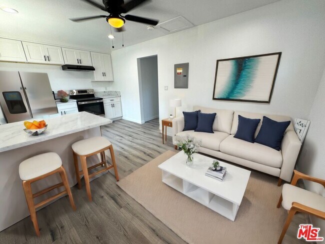 841 W 64th St-Unit -843.5 in Los Angeles, CA - Building Photo - Building Photo