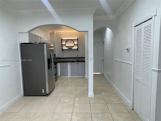 6115 NW 186th St, Unit 117 in Hialeah, FL - Building Photo - Building Photo