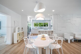 730 SW 26th Rd in Miami, FL - Foto de edificio - Building Photo