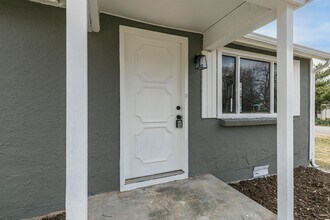 1500 E Lindberg St in Springfield, MO - Foto de edificio - Building Photo