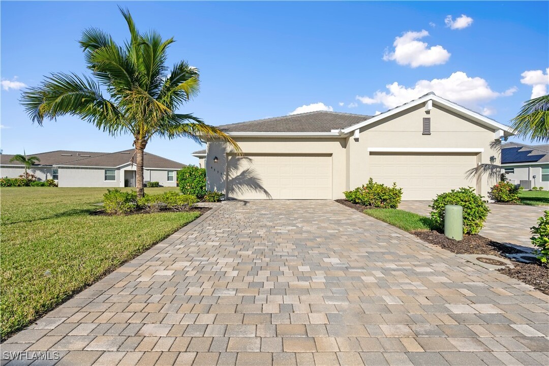 4335 Lemongrass Dr in Ft. Myers, FL - Building Photo