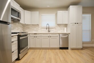 8311 Babe Ruth St in San Antonio, TX - Foto de edificio - Building Photo