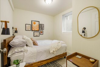 5506 NE Hoyt St in Portland, OR - Building Photo - Building Photo