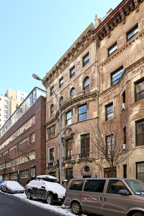 316 W 75th St in New York, NY - Building Photo