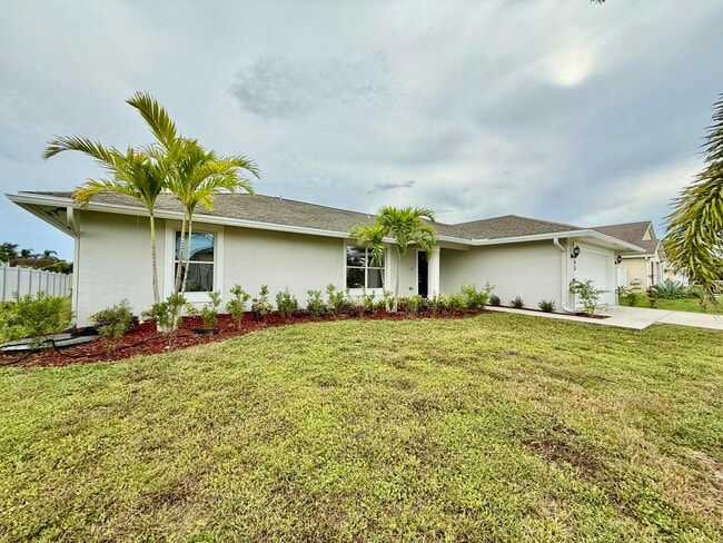 1042 SW Cairo Ave in Port St. Lucie, FL - Building Photo - Building Photo