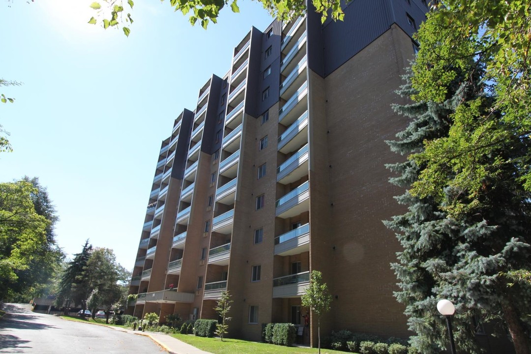 Oxford Park Towers in London, ON - Building Photo