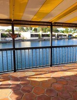 15504 Sharpecroft Dr in Miami Lakes, FL - Building Photo