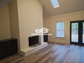 300 Saddle Creek Ln in Roswell, GA - Building Photo - Building Photo