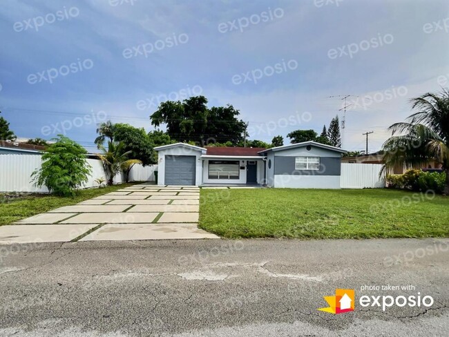 2121 Bahama Dr in Miramar, FL - Building Photo - Building Photo