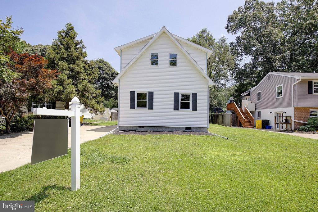 5645 Battee Dr in Deale, MD - Building Photo