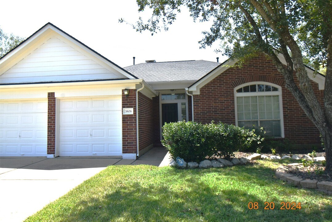 3806 Vinecrest Dr in Pearland, TX - Foto de edificio