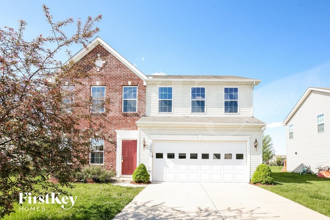 10262 McClain Dr in Brownsburg, IN - Foto de edificio