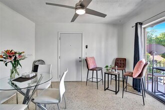 458 SW 9th St in Miami, FL - Foto de edificio - Building Photo