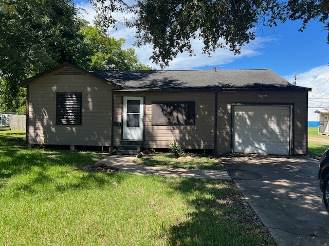 12 6th Ave N in Texas City, TX - Building Photo