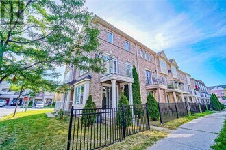 1 Burnsborough St in Ajax, ON - Building Photo - Building Photo