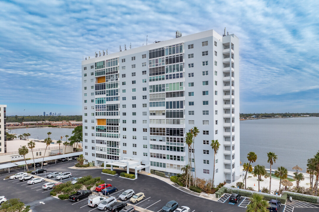 Sky Harbour in St. Petersburg, FL - Building Photo