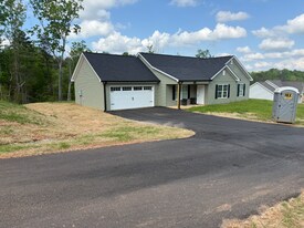 1360 Castleberry Bridge Rd in Dawsonville, GA - Building Photo