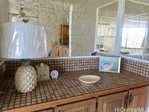 555 Hahaione St in Honolulu, HI - Building Photo - Building Photo