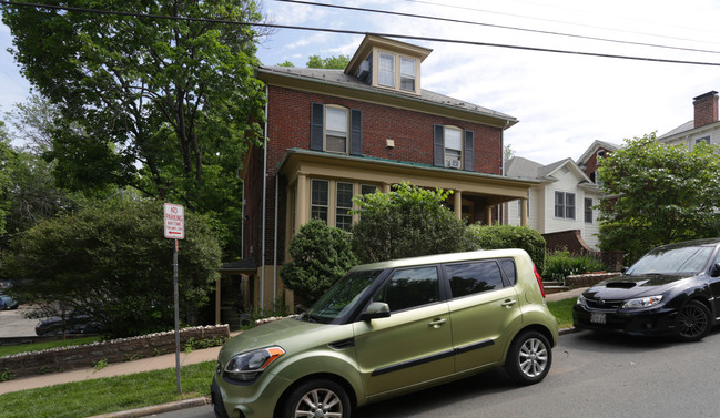 205 W High St in Charlottesville, VA - Foto de edificio - Building Photo