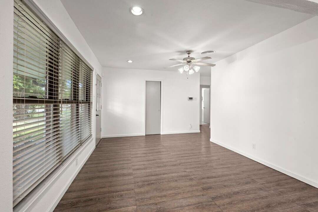 8709 Blankenship Dr in Houston, TX - Building Photo