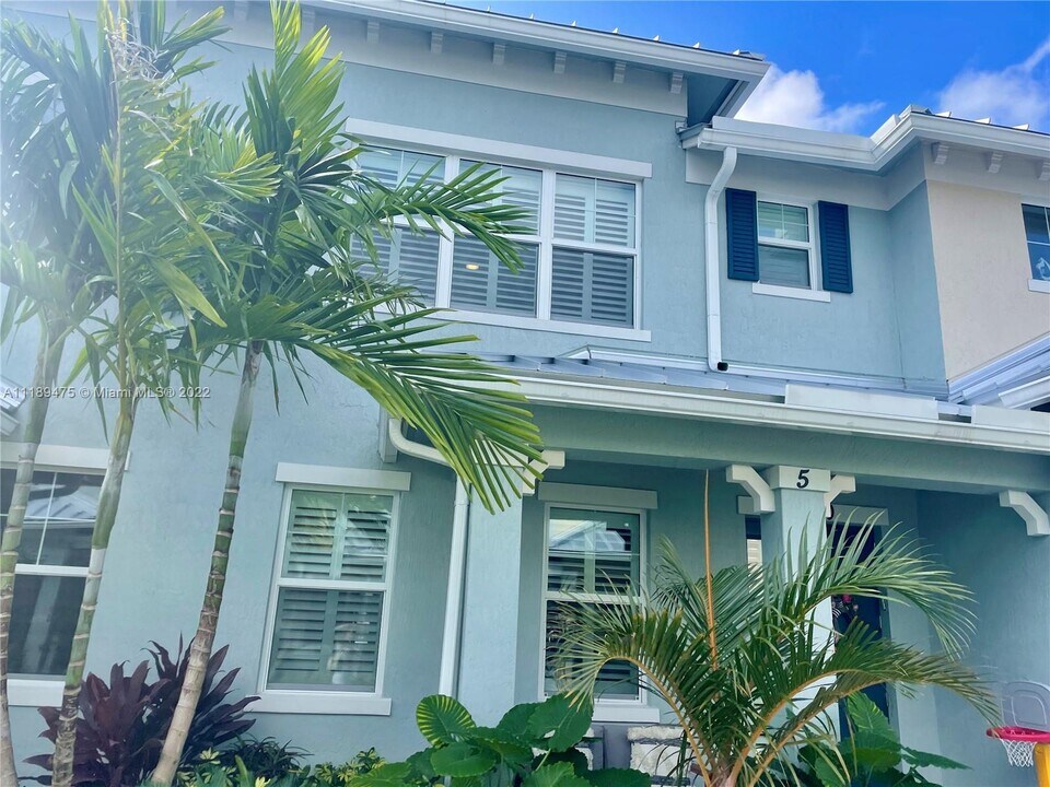 1040 Eucalyptus Dr-Unit -5 in Hollywood, FL - Building Photo