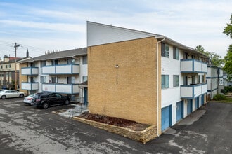 Chartwell Apartments in Topeka, KS - Building Photo - Building Photo