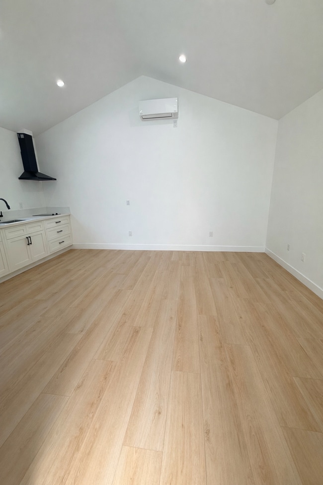 111 E 60th St in Long Beach, CA - Building Photo - Building Photo