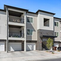 687 N 380 W, Unit X-302 in Orem, UT - Building Photo